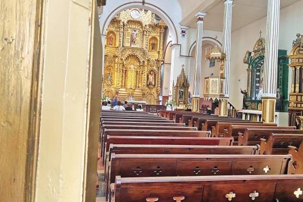 El retablo revestido con pan de oro es la principal característica de este templo que atrapa la mirada de visitantes y feligreses.