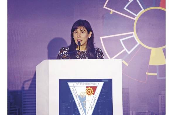 Carolina Camacho, economista del CAF, durante su participación en la clausura de CADE 2023.