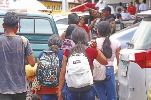 Los migrantes salen de Paso Canoas y toman un autobús que los cruza por Costa Rica hasta Nicaragua.