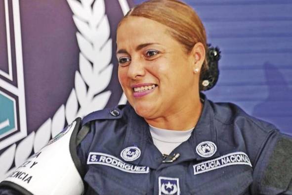 Sariabeth Rodríguez Ejecutiva encargada del Servicio de Niñez y Adolescencia de la Policía Nacional. No hay reto imposible de superar para ella. También piensa que todo lo que sucede, bueno o malo, es una oportunidad para aprender. “Como mujeres policía somos muy valiosas. Hacemos lo mismo que los hombres, siempre sabiendo que somos femeninas, y tenemos un espacio”.