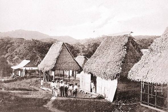 Cruces era uno de los poblados más antiguos en la ruta del ferrocarril. Para 1910 tenía una población de 169 personas, 132 de raza negra. Este desapareció bajo el agua entre 1913 y 1914.