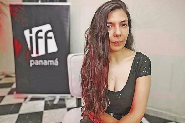 Laura Mora Cineasta y directora colombiana. Aunque es amante del teatro, la pintura y la literatura, la cineasta hizo del cine su templo, en el que congrega todas las artes, y las vive. Se define como una curiosa de las cosas que impactan a la humanidad. “Tengo una relación absolutamente existencial con el cine. Es mi hogar, es una suerte de patria, ahí están mis dolores, mis amores, mis amigos, lo que me inquieta, mi futuro y mi presente”.