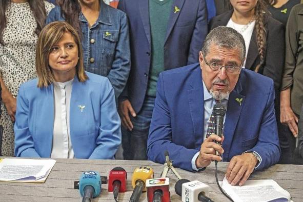 El candidato a presidente Bernardo Arévalo (d) junto a su vicepresidente Karin Herrera (i)