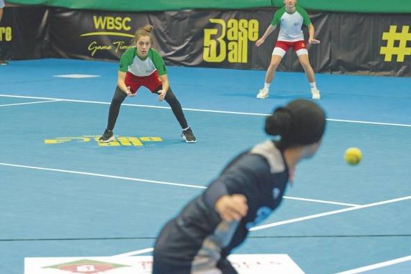 Una pelota de goma o de tenis, un cuadro marcado y cinco jugadores en la defensa, es todo lo que necesita el Béisbol 5.