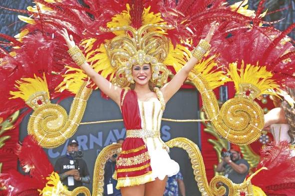 La reina del Carnaval capitalino Alegría y Tradición 2020, Julia Marina López, se despidió ayer de los cientos de festejantes que se dieron cita en la Cinta Costera.