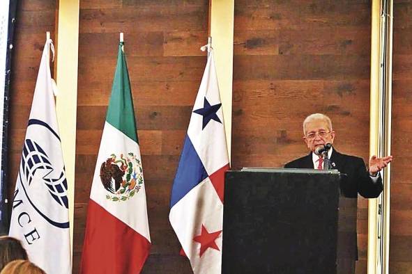 Momentos en que el embajador de Panamá en México, Alfredo Oranges, ofrece el discurso de bienvenida al encuentro “Conectando con Panamá”.