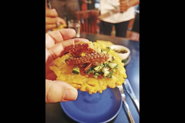 Pulpo guisado en leche de coco sobre patacón en Fonda lo que Hay