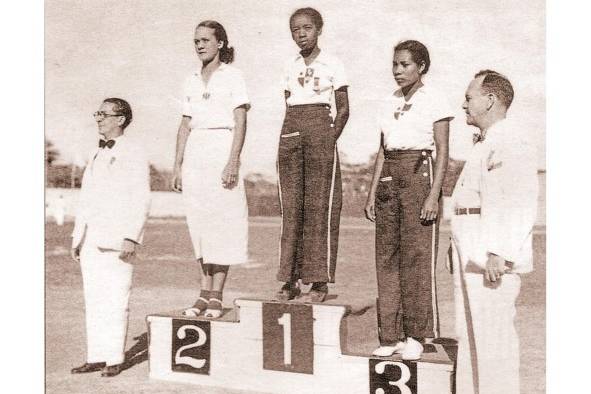 Las atletas panameñas Lilia Wilson (centro) e Isabel Sullivan (Der.) lograron las preseas de oro y bronce en el salto de altura de los Centroamericanos y del Caribe de 1938, realizados en Panamá.