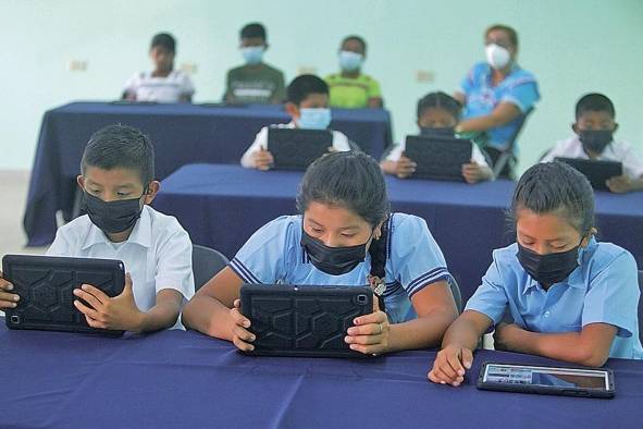 Estudiantes de una escuela pública se conectan a internet.