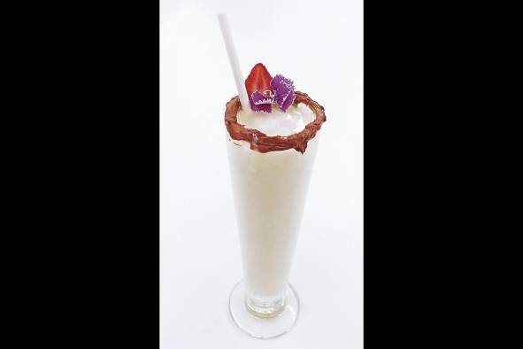 Horchata, a base de arroz con leche condesada y evaporada con especiasparfrait de crema batida y leche condensada con granola y frutos rojos