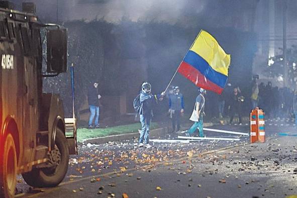 Enfrentamientos entre manifestantes y policías, en abril, por la reforma tributaria propuesta por el Gobierno colombiano.