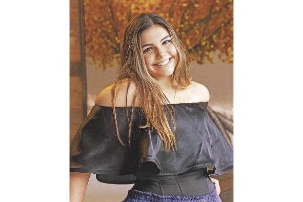 Isabel Victoria Fábrega Alvarado es una de las debutantes que apreciaremos en el Festival de Debutantes 2022 a celebrarse el 2 de julio en la Terraza Mar del Sur del Club Unión, evento organizado por las Damas Guadalupanas. Son sus padres el señor Ricardo Alberto Fábrega Guardia y la señora Karla María Alvarado de Fábrega, es nieta de la Dama Guadalupana, ex-presidenta, señora Teresita Guardia de Fábrega.