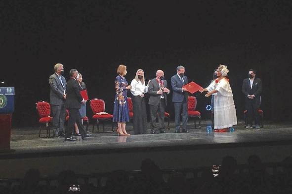 El presidente de la República, Laurentino Cortizo, hace entrega de la condecoración al poeta Manuel Orestes Nieto.