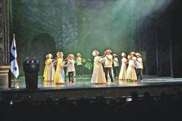 Conjunto típico durante su presentación en el Teatro Nacional.