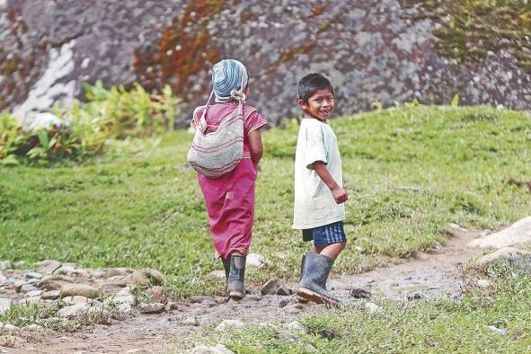 Los niños ayudan desde temprana edad a cargar.