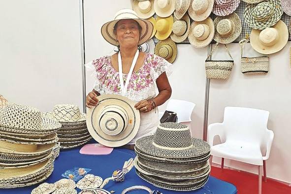 La artesana coclesana Eusebia Núñez durante su participación en la XLIII Feria Nacional de Artesanías 2023.