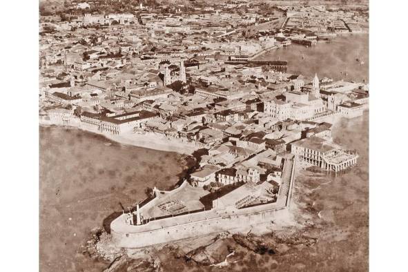 La mudanza de la ciudad de Panamá a su nueva locación representó un cambio de modelo, de “ciudad abierta”, que habría predominado en Panamá la Vieja, a un modelo de “ciudad fortificada”. Vista del Casco Antiguo y su muralla.