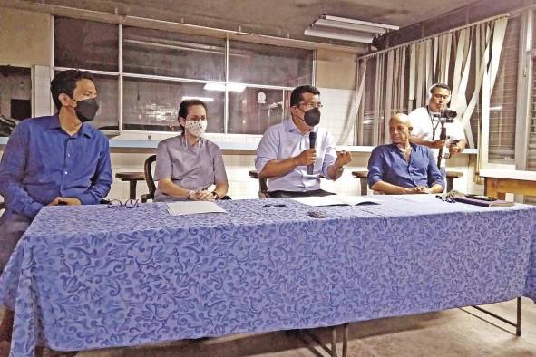 Álvaro Quirós, chef Ayelet Vahnish, Emilio Sempris y Barak Afik, Ph.D durante la firma del convenio.