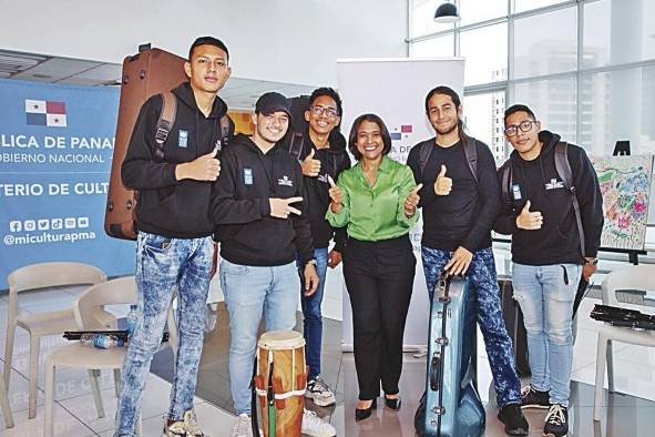 La ministra de Cultura, Giselle González Villarrué, junto a jóvenes de la Red de Orquestas y Coros Infantiles y Juveniles