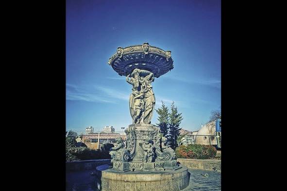 Una estatua dedicada a las ninfas de agua se halla en la entrada.