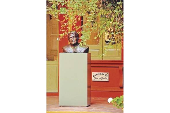 Busto de José Alfredo Jiménez en la entrada del comedor de la Casa Museo.