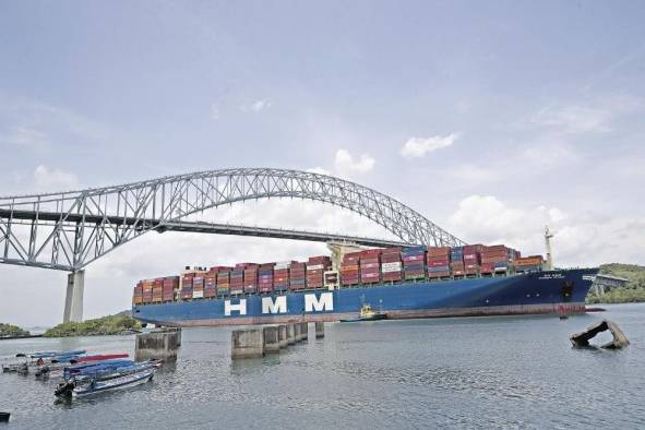 Un buque portacontenedores transita por el Canal de Panamá.