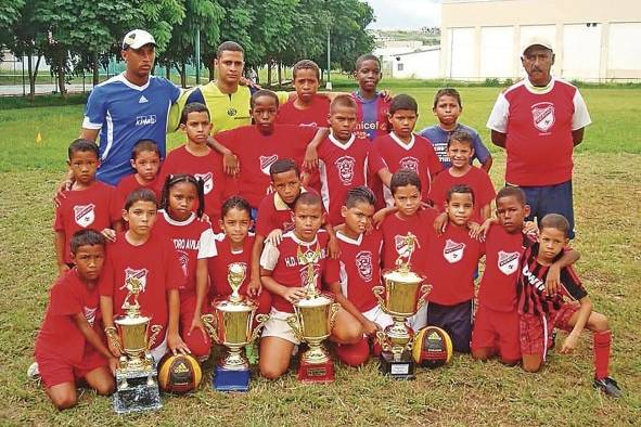 Erika durante sus comienzos en el Club Sociedad Deportiva de Fútbol, un equipo masculino.