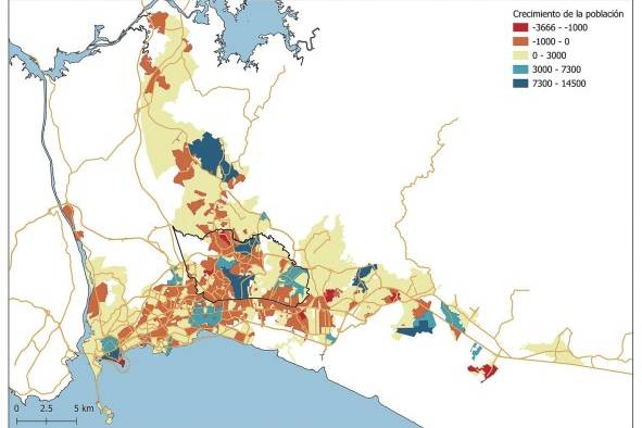 Este mapa muestra los barrios de la ciudad de Panamá de acuerdo a si ganaron o perdieron población entre los censos de 2000 y 2010. Los barrios en color naranja y rojo representan aquellos donde la población se redujo entre los dos censos; los barrios en crema, celeste y azul corresponden a los que ganaron población en el mismo período.