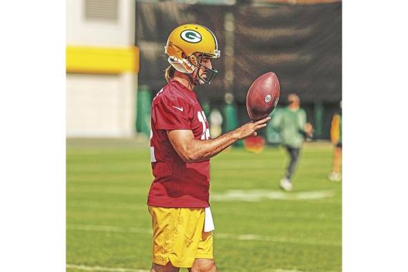 Aaron Rodgers durante un entrenamiento con su equipo