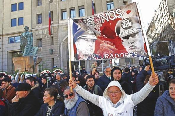 Decenas de manifestantes fueron registrados este lunes, junto a la estatua de Salvador Allende.