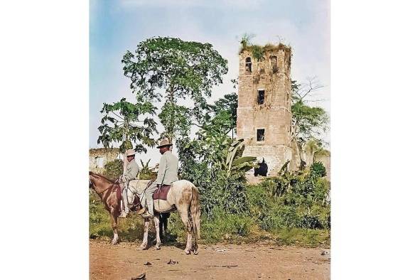 Fotografía a color de la torre de Panamá Viejo; se desconoce el autor y el año preciso. Se estima sea de data cercana al año 1950.