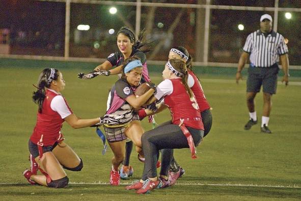 El 'flag football' es un juego que todo el mundo puede jugar. Se trata de correr, pasar y recibir; y se basa en la inteligencia y la estrategia, así como en la habilidad física.