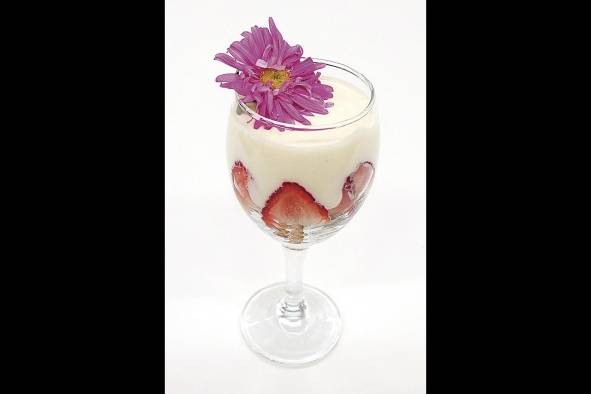 Parfrait de crema batida y leche condensada con granola y frutos rojos