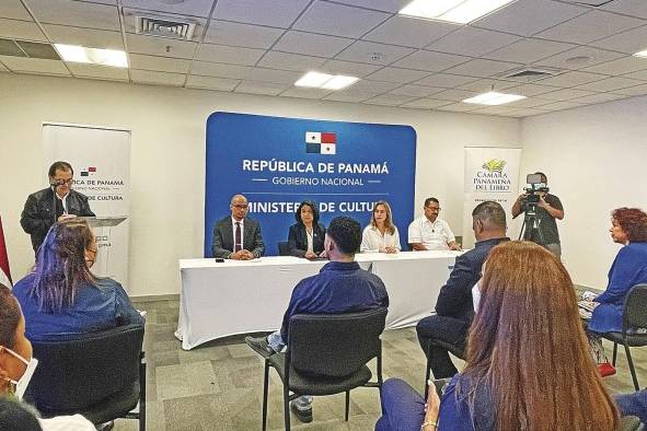 En la mesa principal se encuentran el director de Derechos Culturales y Ciudadanía, Enrique Noel; la ministra de MiCultura, Giselle González Villarrué; la representante suplente de la Junta Comunal de Bella Vista, Caterina Sáenz, y el promotor de lectura de MiCultura, Carlos Fong