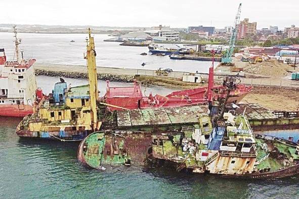 Los barco chatarra que aún se encuentran en la bahía de la provincia de Colón.