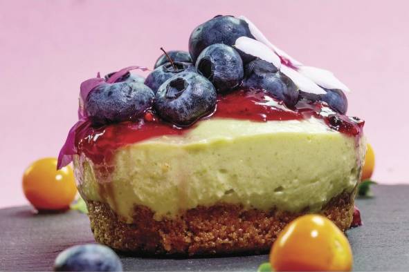 Cheese cake de aguacate con mermelada de frutos rojos