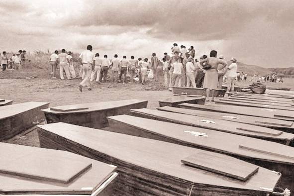 Año 1990. Exhumación de cadáveres de la invasión en el Jardín de Paz. Fotografía tomada con un lente gran angular prestado en el sitio por el colega Carlos Guardia (q.e.p.d). Apareció en primera plana a 5 columnas