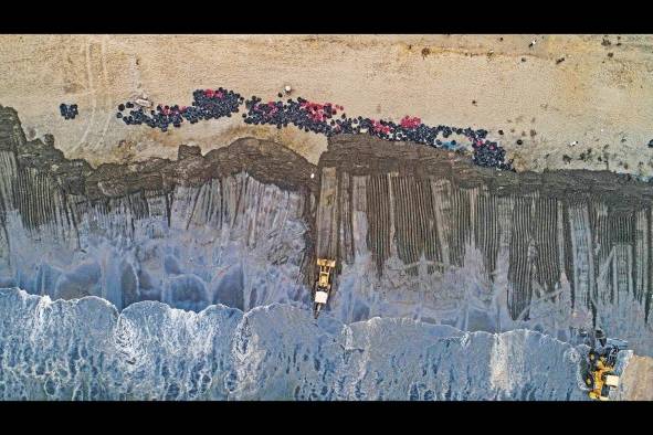 Fotografía aérea tomada desde un dron que muestra una vista general de las operaciones de limpieza de crudo.