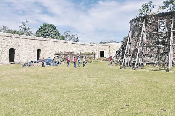 Turistas visitan el castillo en esta época de verano.