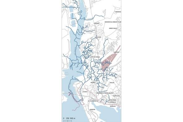 Este mapa presenta los ríos que se encontraban en la actual entrada del Canal sobre el trazado de vías actuales. Las líneas de punteado rojo muestran el límite de costa para 1895.