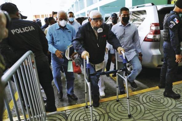 El expresidente Ricardo Martinelli a su llegada a la sede del Sistema Penal Acusatoio en plaza Ágora.