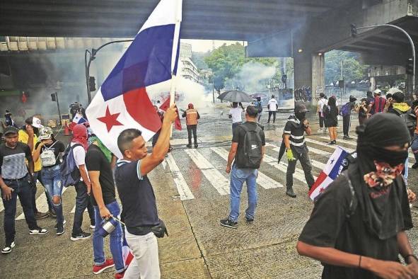 En la tarde, en las inmediaciones de la Asamblea, hubo enfrentamientos entre manifestantes y unidades de control de multitudes de la Policía Nacional.