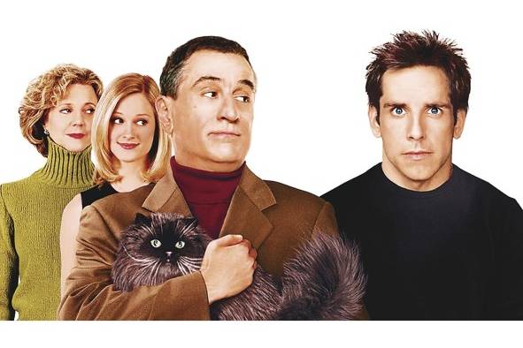 <strong>Meet the Parents (2000)</strong> Greg Focker (Ben Stiller) es un enfermero que tras anunciar su compromiso con su novia Pam (Teri Polo), tiene que pasar unos días con los padres de ella, para conocerlos. Su encuentro inicial no será muy afortunado, en especial por las suspicacias que Greg levanta en el estricto padre de la novia (Robert de Niro), un padre protector que ha trabajado para la CIA, aunque ahora está ya retirado, y al que es muy difícil impresionar. Desde el principio, Jim rechaza por completo a Greg, pero a medida que lo conoce mejor, su rechazo se convierte en desprecio, y se encarga de convertirse en la peor pesadilla de este hombre que, a pesar de amar a su novia y querer dar una buena primera impresión, cada vez se hunde más en el lodo de su propia ineptitud, y deberá luchar para poder cambiar la pésima opinión que tienen de él los padres de su novia.