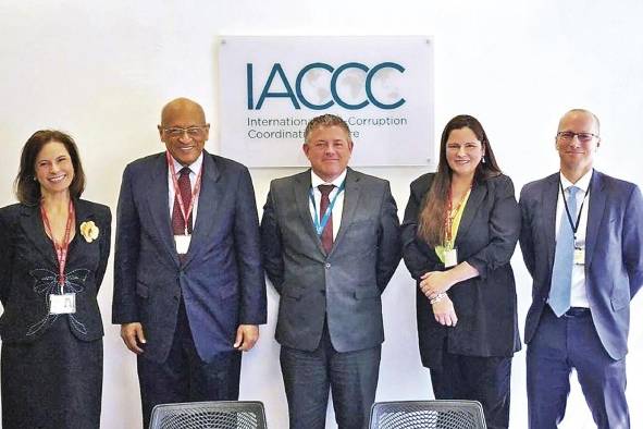 El ministro del MEF, segundo de izq. a der., junto a miembros asociados del Iaccc.