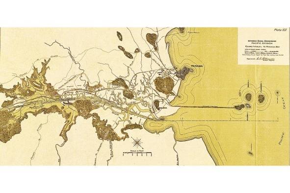 En este mapa se muestran los avances en la construcción del Canal y la transformación del paisaje. Visibles aquí el Lago Miraflores y las esclusas del mismo nombre y la construcción de la Calzada, uniendo el área de Balboa con la I. de Naos. Todavía no había sido rellenado el estuario del río Curundú u Hondo.