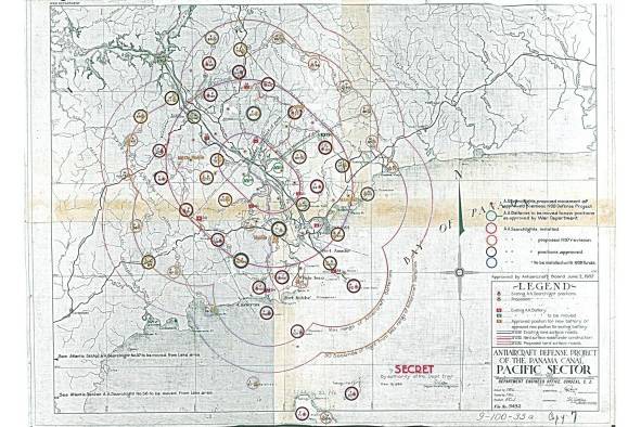 En este mapa se puede observar la ubicación y área de cobertura de todas las luces y baterías antiaéreas definidas dentro del plan de defensa del Canal de Panamá en el sector Pacífico. Dicho espacio defensivo iba mucho más allá de los límites de la Zona, abarcando hasta el área de Juan Díaz al este y el río Caimito al oeste.