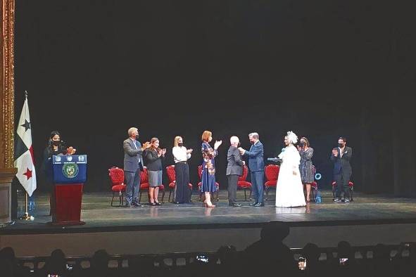 El jefe de Estado panameño entrega la medalla de honor al escritor.