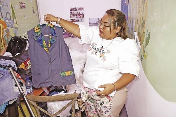 Nataly Orrego, presidente del atelier, muestra una de las piezas diseñadas por una de las diseñadoras.