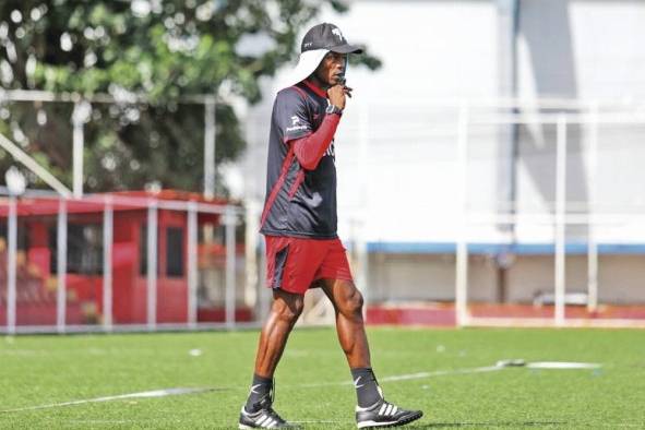 El técnico Jorge Dely Valdés