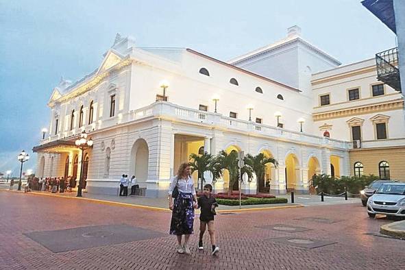 El Casco Antiguo cuenta con varios sitios culturales para el turismo como lo es el Teatro Nacional.